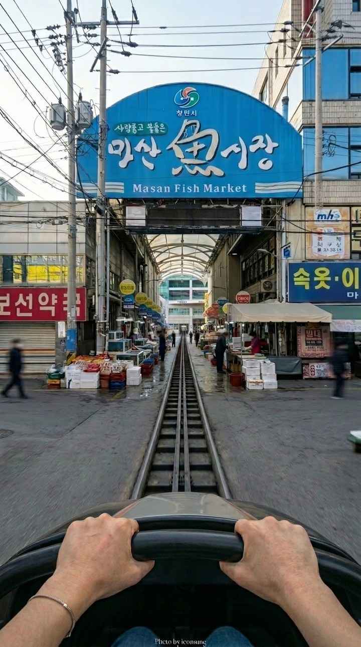 부산경상 동행열차 창원 마산어시장 1인칭 POV — 아케이드 시장 입구로 진입하는 레일, 중소벤처기업부 캠페인 영상 하무인