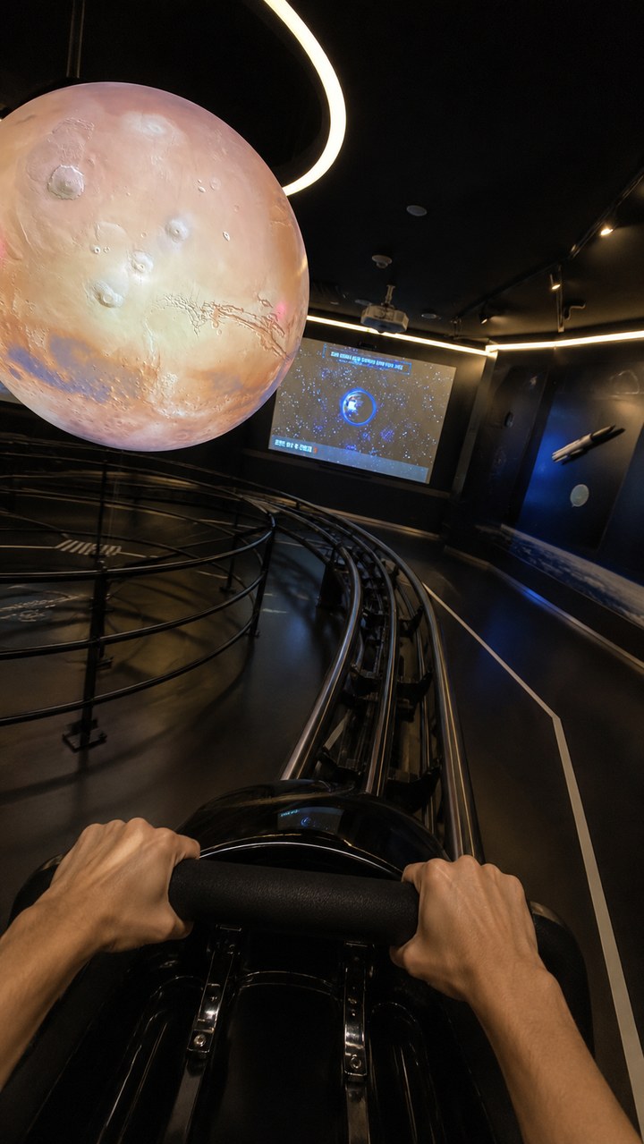 증평 좌구산 천문대 VR 체험 1인칭 POV — 화성과 우주 영상이 흐르는 몰입형 실내를 도는 레일, AI 관광 영상 하무인